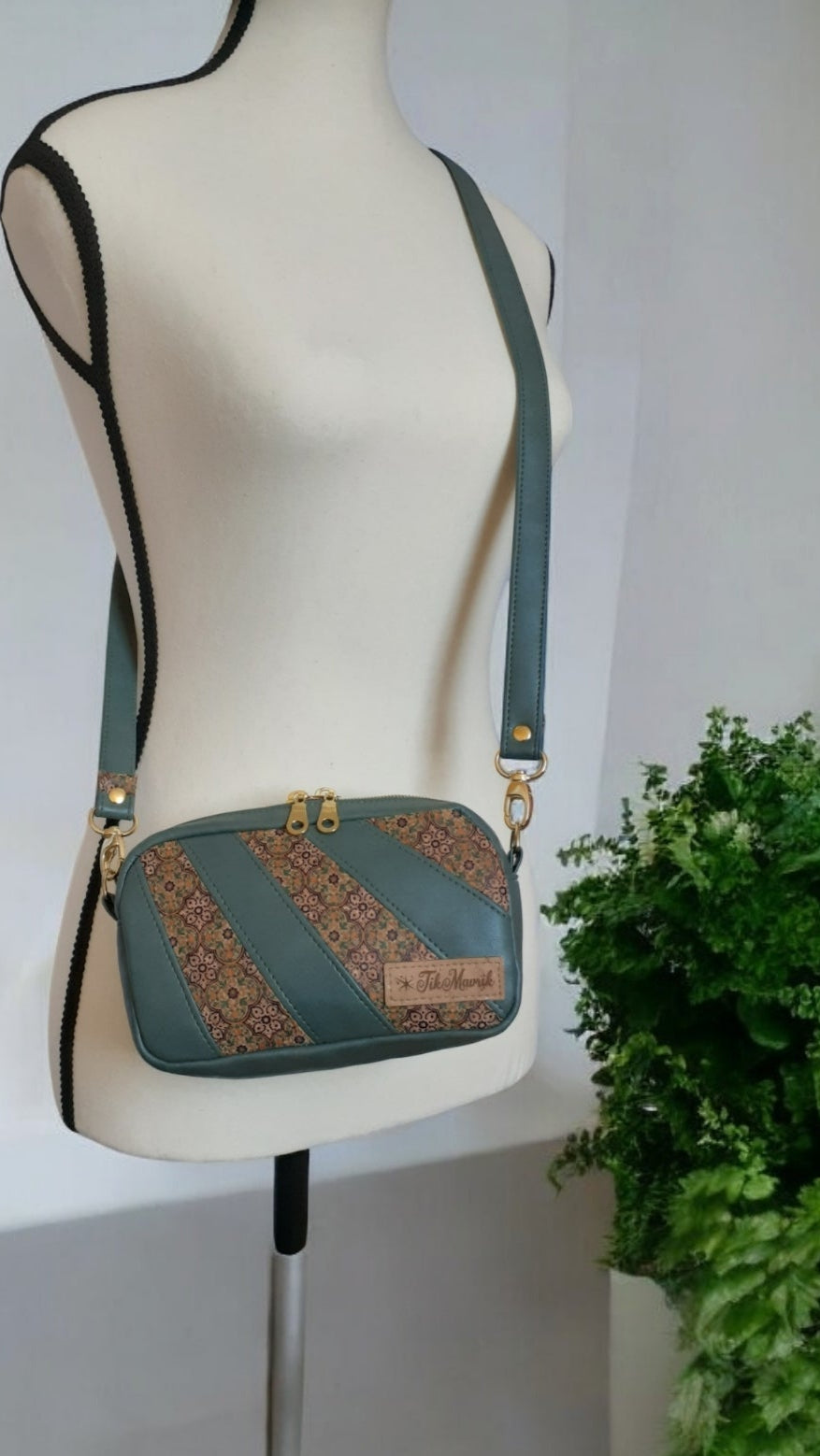 Tiny Cata Crossbody