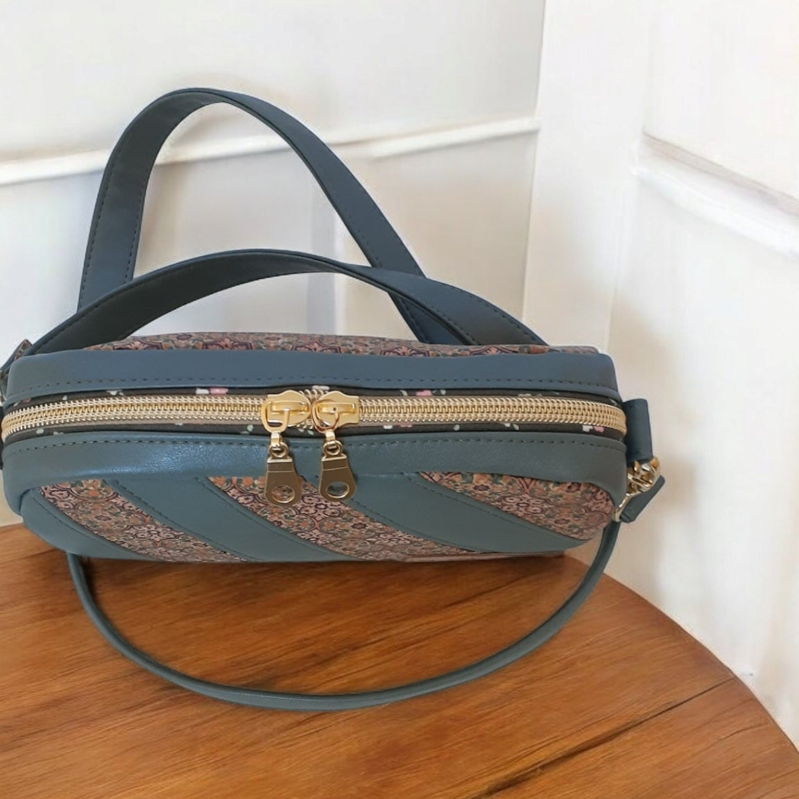 Tiny Cata Crossbody
